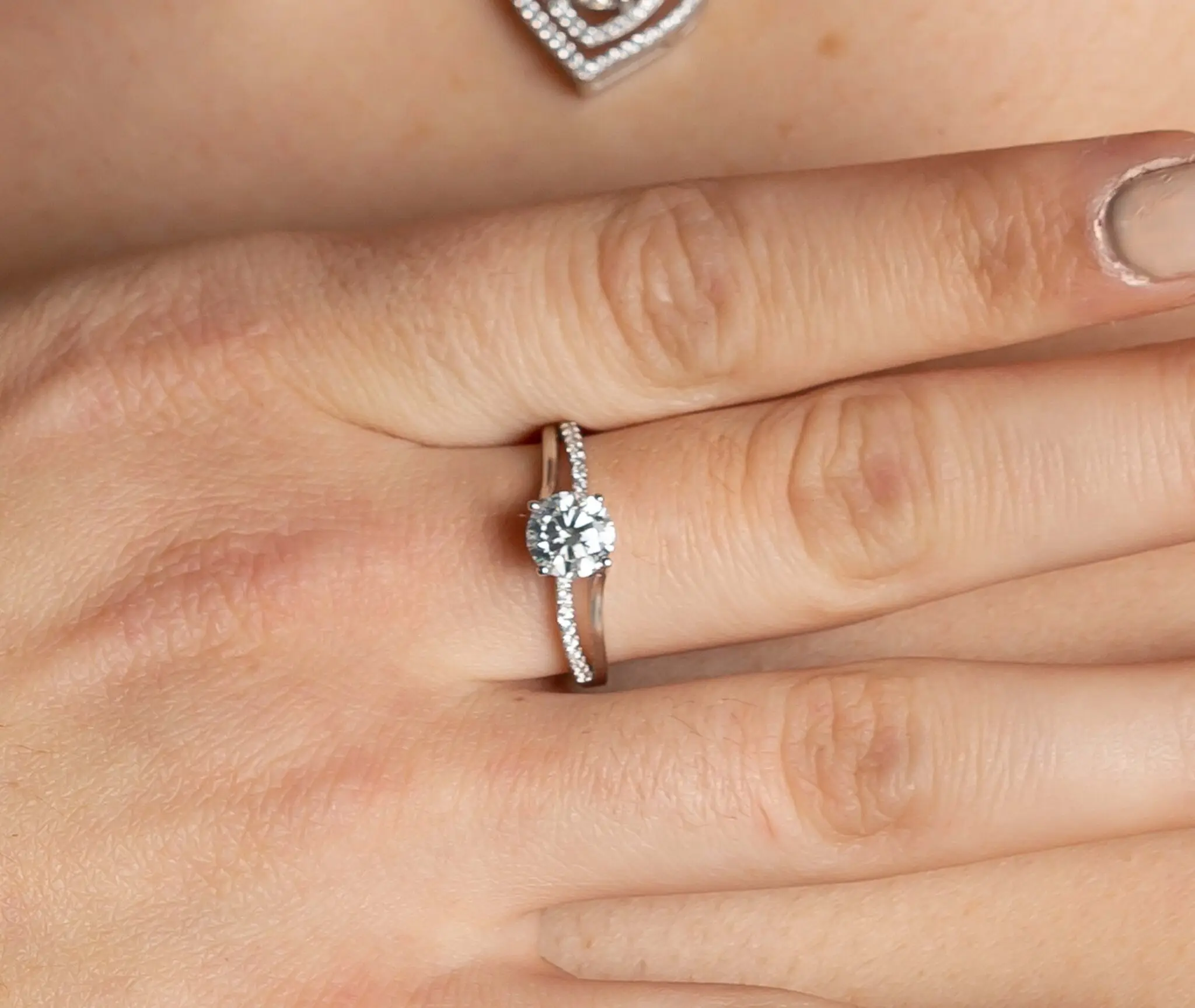 Γυναικείο δαχτυλίδι Brizzling με πέτρες Moissanite -BMR093 4 Γυναικείο δαχτυλίδι Brizzling με πέτρες Moissanite -BMR093 - Image 2